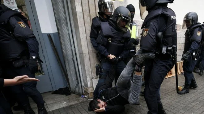 La policia arresta a un ciudadano por atentado contra la autoridad