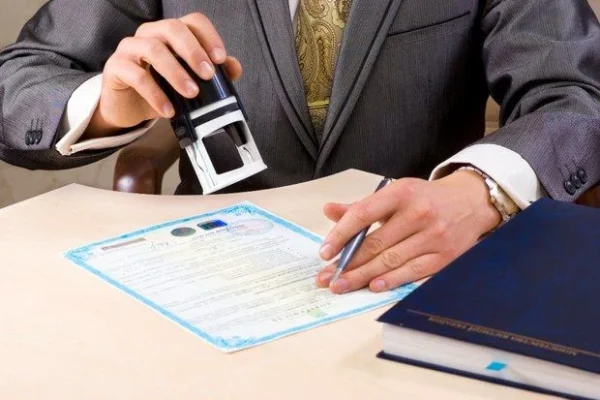 Consul apostillando un documento oficial