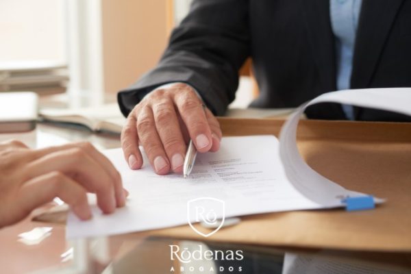 deudor puede continuar con su actividad profesional o empresarial durante un concurso