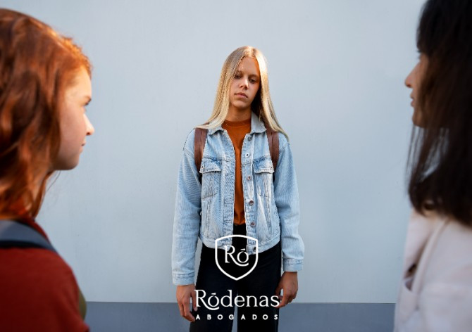 ¿Te pueden denunciar por hablar mal de alguien? Así lo castiga el Código Penal